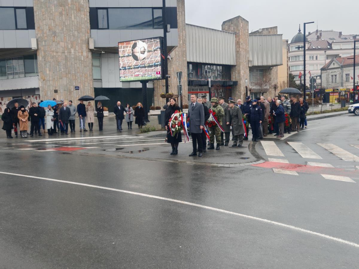 U KRUŠEVCU OBELEŽEN DAN DRŽAVNOSTI: Gradonačelnik Manojlović i predsednica Skupštine Barišić položili vence na Spomenik kosovskim junacima