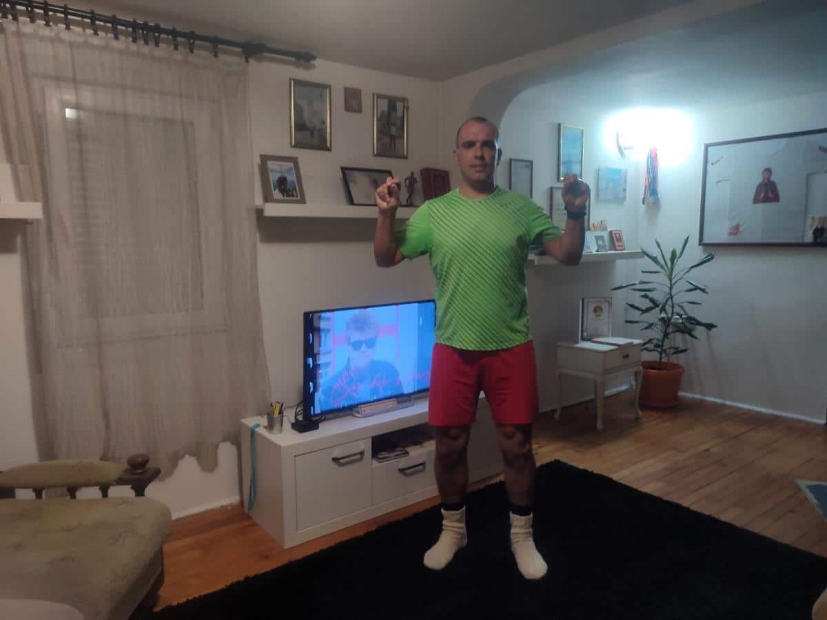 STAZU ZAMENIO DNEVNIM BORAVKOM Humanitarac Aleksandar Kikanović uspeo nemoguće – u VUNENIM ČARAPAMA istrčao maraton u svojoj kući: “Bilo je teško…” (FOTO)