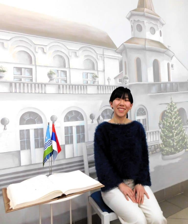 HVALA VUKU ZA AZBUKU: Japanka došla u Srbiju na dve godine, pa promenila život iz korena – ovaj grad joj je odmah prirastao za srce (FOTO)