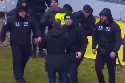 TEŽAK SKANDAL U KOMŠILUKU! HULIGANI ULETELI NA TEREN I PRETUKLI DELEGATA! Fudbaleri ga jedva spasili, a onda je doneo iznenađujuću odluku!