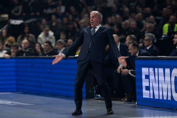“NEMOJ DA TE UDARIM SA OVOM TABLOM U GLAVU” Žoc pobesneo zbog jednog igrača na tajm autu: Je l’ si ti normalan, alo?!