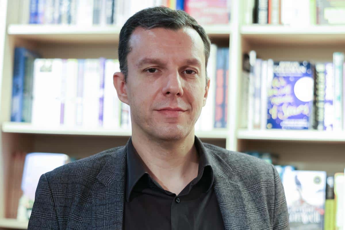 “Deca nam umiru od davno zaboravljenih bolesti jer roditelji neće da ih vakcinišu”: Pisac i magistar farmacije o dokumentarcu “Crv sumnje” i strip umetnosti