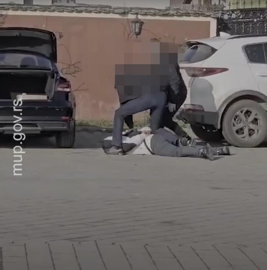 UHAPŠENI NASILNICI U ZEMUNU: Vređali i tukli trojicu muškaraca, jedan pokušao da se sakrije!