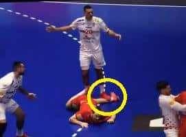 PRLJAVIJE OD OVOGA NE MOŽE! DANCI BESNI ZBOG ODVRATNOG POTEZA HRVATA! Namerno je nagazio protivnika dok je ležao na zemlji, pogledajte ovu sramotu!