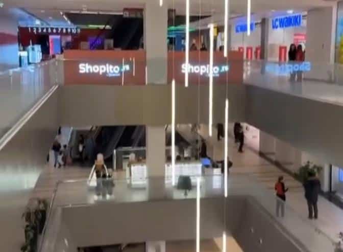 UGAŠEN POŽAR U TC UŠĆE Posetioci evakuisani, vatrogasci vrše proveru objekta: Evo šta se zapalilo i gde (VIDEO)