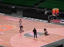 SKAKUĆE NA JEDNOJ NOZI I ŠUTIRA TROJKE… Snimak koji je oduševio navijače Panatinaikosa – užasna povreda je prošlost, pogledajte kako Lesor “cepa mrežice”!