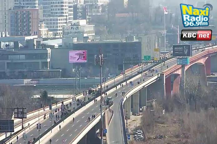 STUDENTI U BLOKADI ZAVRŠILI SKUP NA GAZELI Okupljanje obezbeđivala policija, blokada saobraćaja trajala do 18 časova