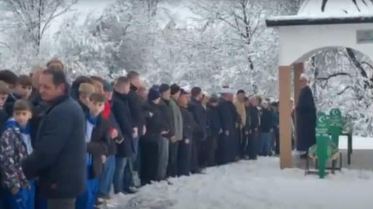 REKA LJUDI NA SAHRANI INELE I NJENOG SINA: Pretužne scene sa groblja, ubica i dalje u bekstvu (VIDEO)
