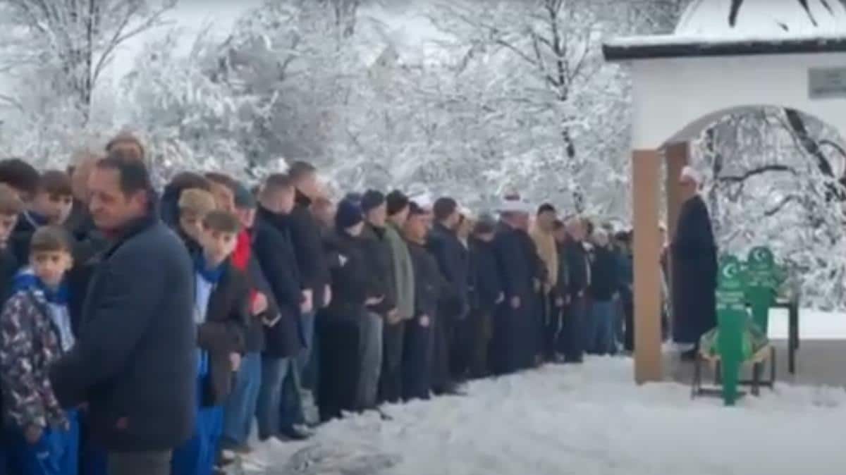 REKA LJUDI NA SAHRANI INELE I NJENOG SINA: Pretužne scene sa groblja, ubica i dalje u bekstvu (VIDEO)