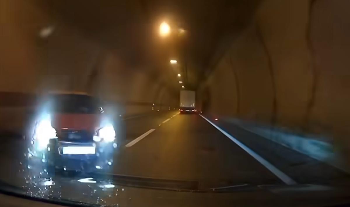 ZA DLAKU IZBEGNUTA TRAGEDIJA! Pogledajte nesvakidašnju situaciju zabeleženu u Rijeci: “Fijat” u tunelu proklizava, kreće da se vrti, a onda STAJE! (FOTO, VIDEO)