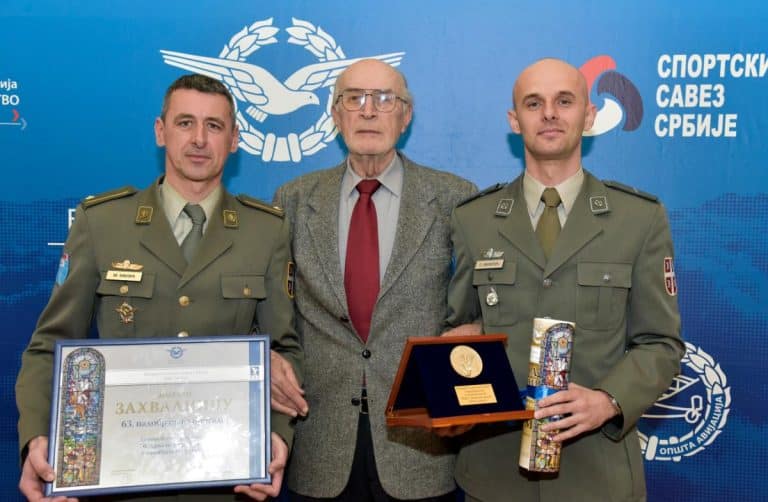 VELIKA ČAST: Vodnik Stevan Miletić iz 63. padobranske, najbolji padobranac u državi (FOTO)