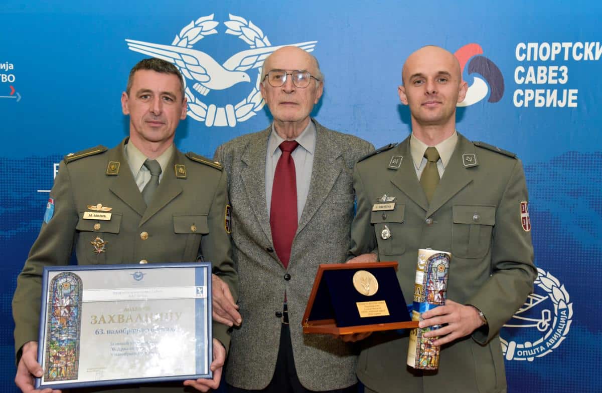 VELIKA ČAST: Vodnik Stevan Miletić iz 63. padobranske, najbolji padobranac u državi (FOTO)