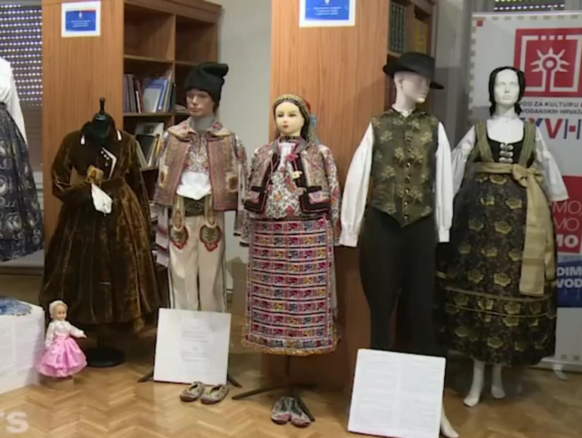 GRANICA KOJA NAS SPAJA: Narodne nošnje manjinskih zajednica u Srbiji na izložbi u Subotici (FOTO)