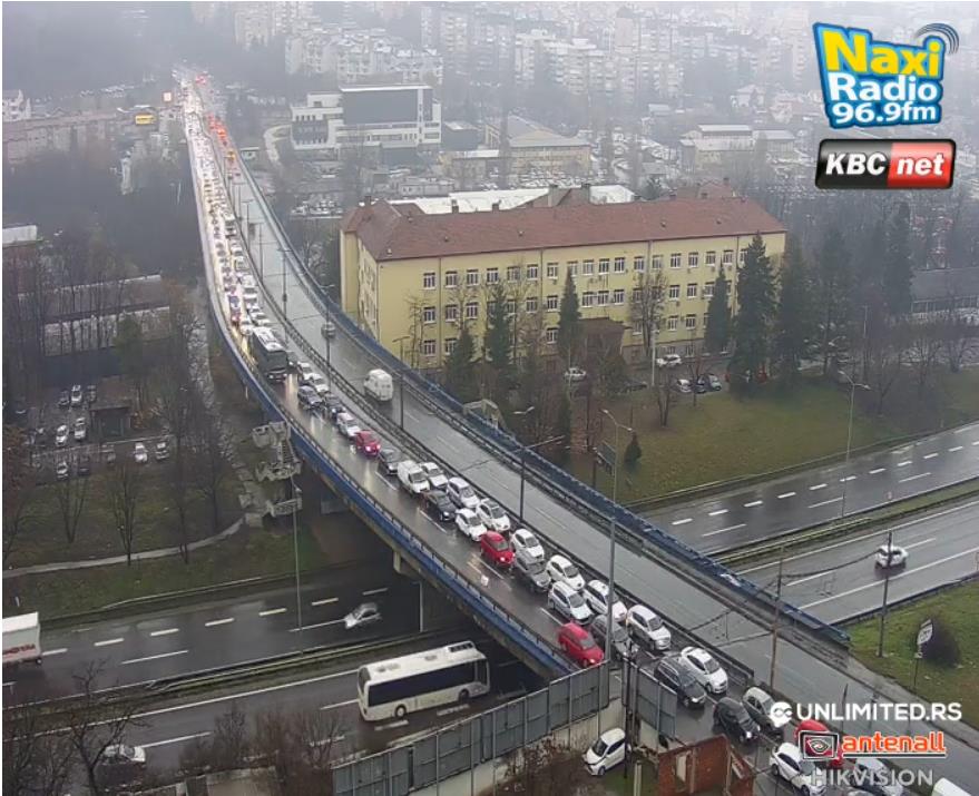 KILOMETARSKA KOLONA NA PLAVOM MOSTU, GUŽVA I NA PANČEVCU: Kiša dodatno otežava saobraćaj u Beogradu (foto)