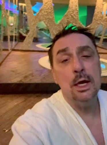 KEBA SE SNIMAO U SPA CENTRU, NA NJEMU SAMO BADEMANTIL! Pevač otkrio da hitno mora da se resetuje (VIDEO)