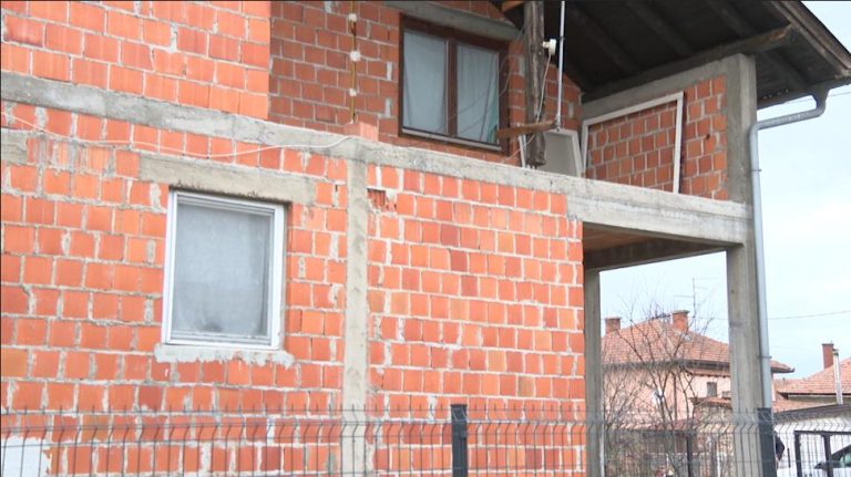 “DEVOJČICA JE LUPALA NA VRATA I VIKALA JEDNU REČENICU” Ovako izgleda kuća strave u kojoj je nađeno 31 zatočeno dete: Isplivali jezivi detalji (FOTO)