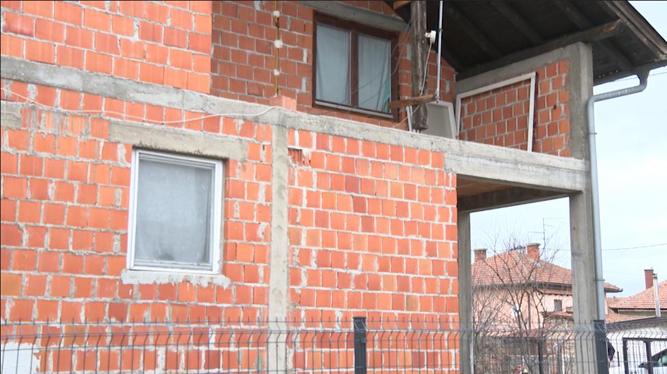 “DEVOJČICA JE LUPALA NA VRATA I VIKALA JEDNU REČENICU” Ovako izgleda kuća strave u kojoj je nađeno 31 zatočeno dete: Isplivali jezivi detalji (FOTO)