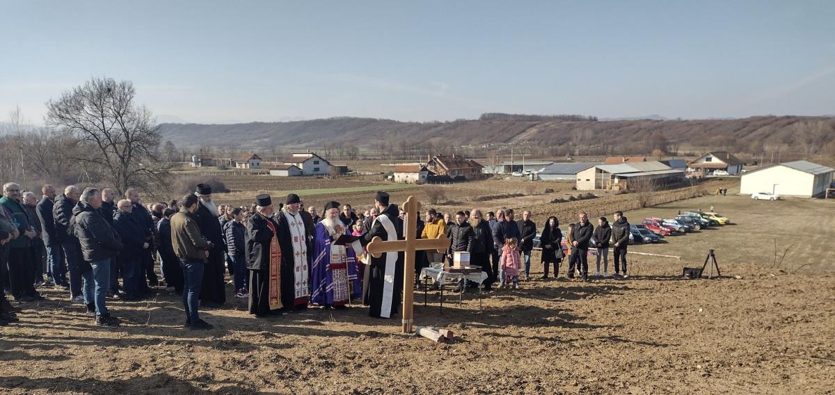 OSVEŠTAN KRST I ZEMLJIŠTE NOVOG HRAMA U Subotici, kod Aleksandrovca, gradiće se crkva Svete Trojice (FOTO)