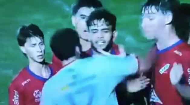 SKANDAL! BRUTALNI NOKAUT! NEVEROVATNE SCENE NA FUDBALSKOJ UTAKMICI: Snažnim krošeom patosirao je protivnika i izazvao gnev nacije! (VIDEO)