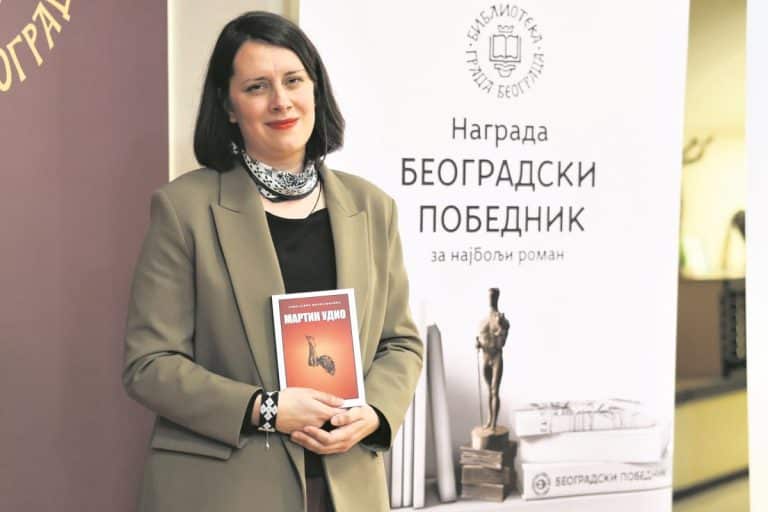 “Petrija mi je bila nedostižni uzor u stvaranju Marte”: Književnica i dramaturškinja Sanja Savić Milosavljević o novom romanu i radu na hit serijama