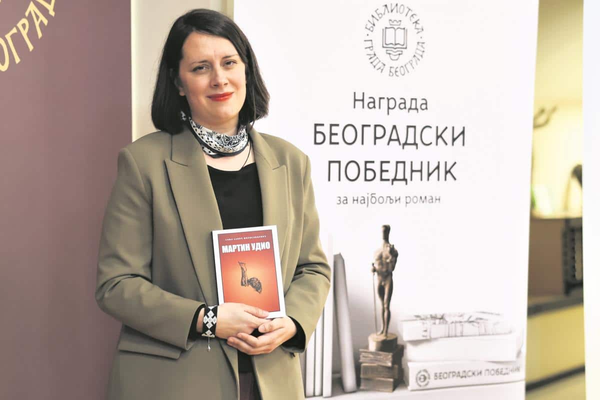 “Petrija mi je bila nedostižni uzor u stvaranju Marte”: Književnica i dramaturškinja Sanja Savić Milosavljević o novom romanu i radu na hit serijama