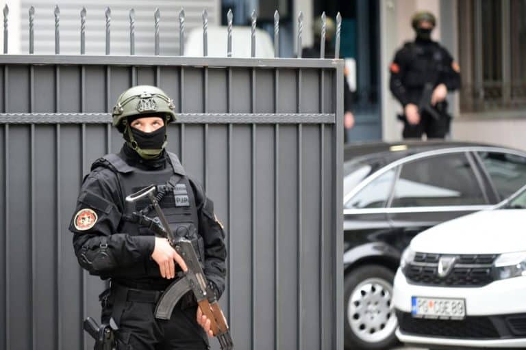 OTKRIVENO KO SU UHAPŠENI “KAVČANI” KOJI SU PALI U CRNOJ GORI Poznati policiji po drogi, pucnjavama, ubistvu u ratu sa škaljarcima, jedan preživeo i eksploziju!