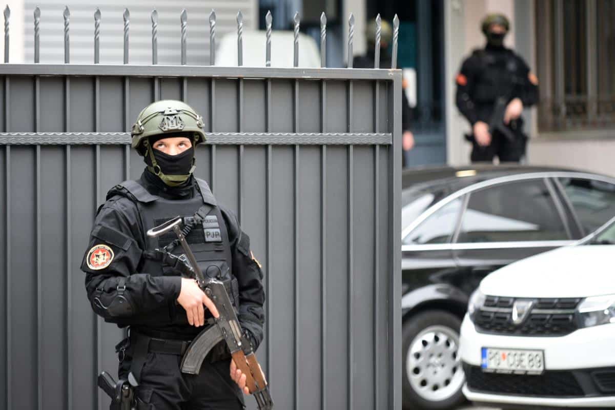 OTKRIVENO KO SU UHAPŠENI “KAVČANI” KOJI SU PALI U CRNOJ GORI Poznati policiji po drogi, pucnjavama, ubistvu u ratu sa škaljarcima, jedan preživeo i eksploziju!