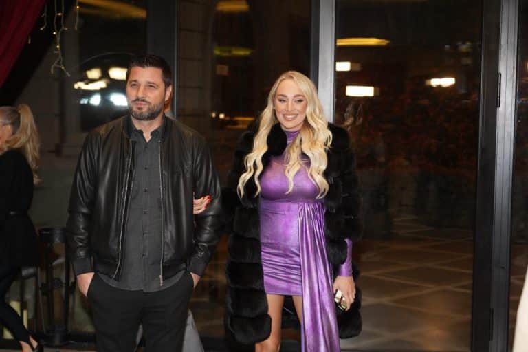 TIGRASTE CIPELE I DUBOKI DEKOLTE! Luna Đogani sva se okitila u zlatu, utegla se u kombinezon, a evo kako su sa očuhom proslavili njegov rođendan (FOTO)