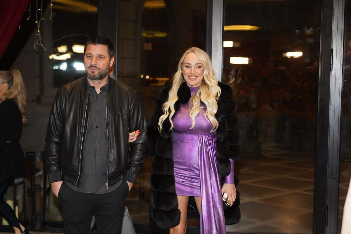 TIGRASTE CIPELE I DUBOKI DEKOLTE! Luna Đogani sva se okitila u zlatu, utegla se u kombinezon, a evo kako su sa očuhom proslavili njegov rođendan (FOTO)