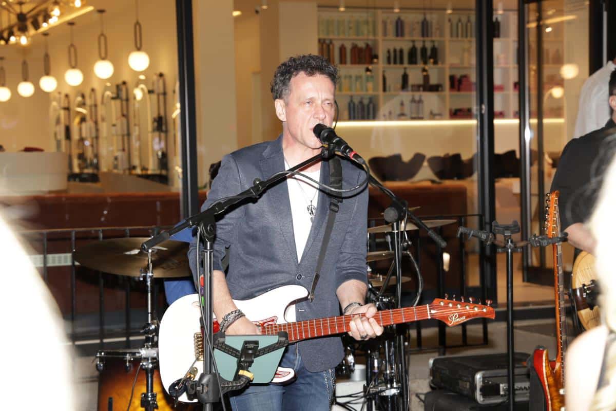 OD NOVE ŽENE NI TRAGA NI GLASA! Dženan Lončarević održao koncert u Beogradu, a nakon SKANDALA SA BIVŠOM SUPRUGOM, izostala podrška partnerke