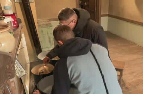 PREOKRET NA FARMI! Muškarci šokirali svoje cimerke, pa pokazali potpuna nova umeća (VIDEO)