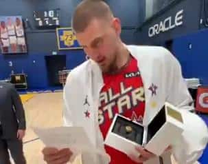 NIKOLA JOKIĆ DOBIO NEOBIČAN POKLON NA OL-STARU! Mladi navijači mu prišli, a on se šokirao, pa oduševio! Snimak zbunjenog Srbina obišao planetu! (VIDEO)
