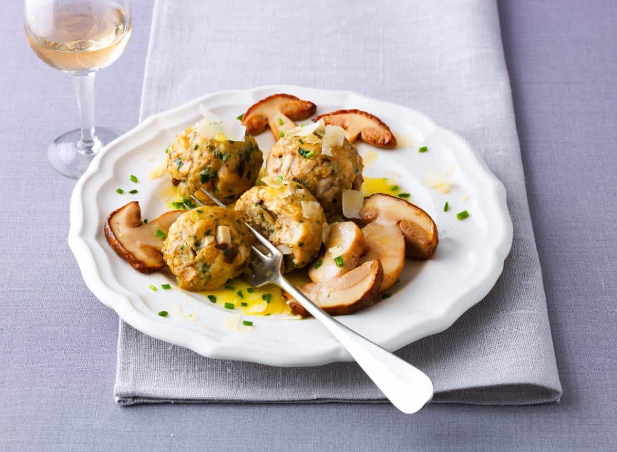 Recept za knedle od hleba i slanine: Fenomenalno se slažu sa gulašem, pečurkama i zelenom salatom, boli glava koliko su dobre