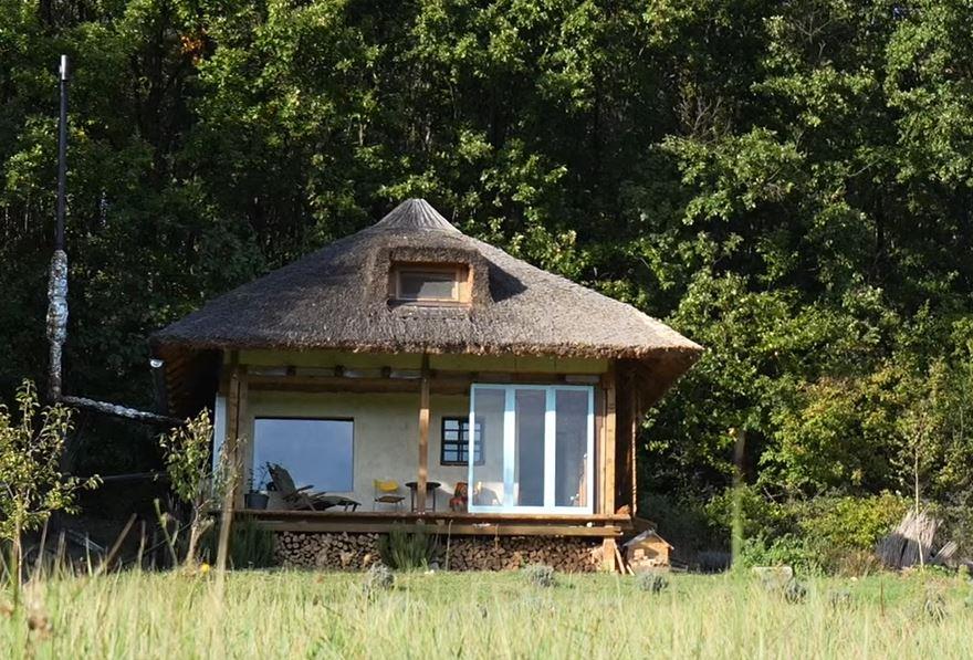 VESNA OTIŠLA IZ BEOGRADA I SEBI ZASADILA KUĆU U KOJOJ SADA ŽIVI! Mozgala hoće li da zida od blata ili slame a onda došla na ovu ideju i evo kako izgleda (video)