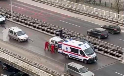 PRVI SNIMAK SILOVITOG SUDARA NA MOSTU SLOBODE U NOVOM SADU: Povređenog na nosilima unose u kola Hitne! Delovi rasuti unaokolo (VIDEO)