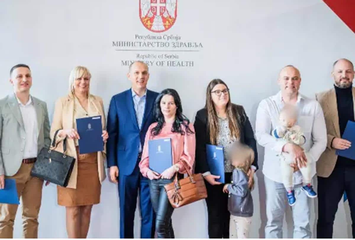 VRAĆAJU SE U SRBIJU IZ NAJRAZVIJENIJIH ZEMALJA U EVROPI! Ministar Ločar uručio ugovore o radu još jednoj grupi zdravstvenih radnika