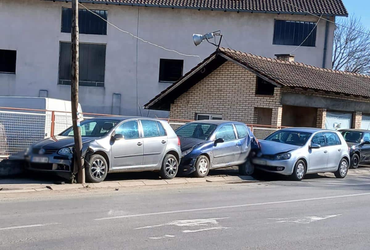 IZGUBIO KONTROLU PA REDOM UDARAO U PARKIRANE AUTOMOBILE: Vozač “golfa” oštetio 4 vozila, nesvakidašnja saobraćajka u Prokuplju (foto)