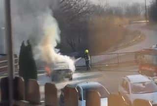 DRAMA U KRUPI NA VRBASU: Zapalio se automobil ispred manastira! (VIDEO)