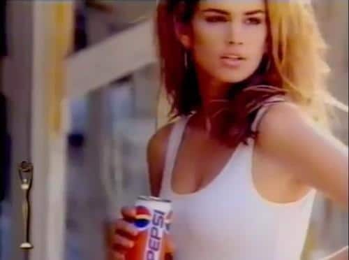 Sindi Kraford ponovila stajling iz kultne reklame za “Pepsi”: Ispozirala u kratkom teksas šortsu kao pre 33 godine, a iza svega se krije valjan razlog
