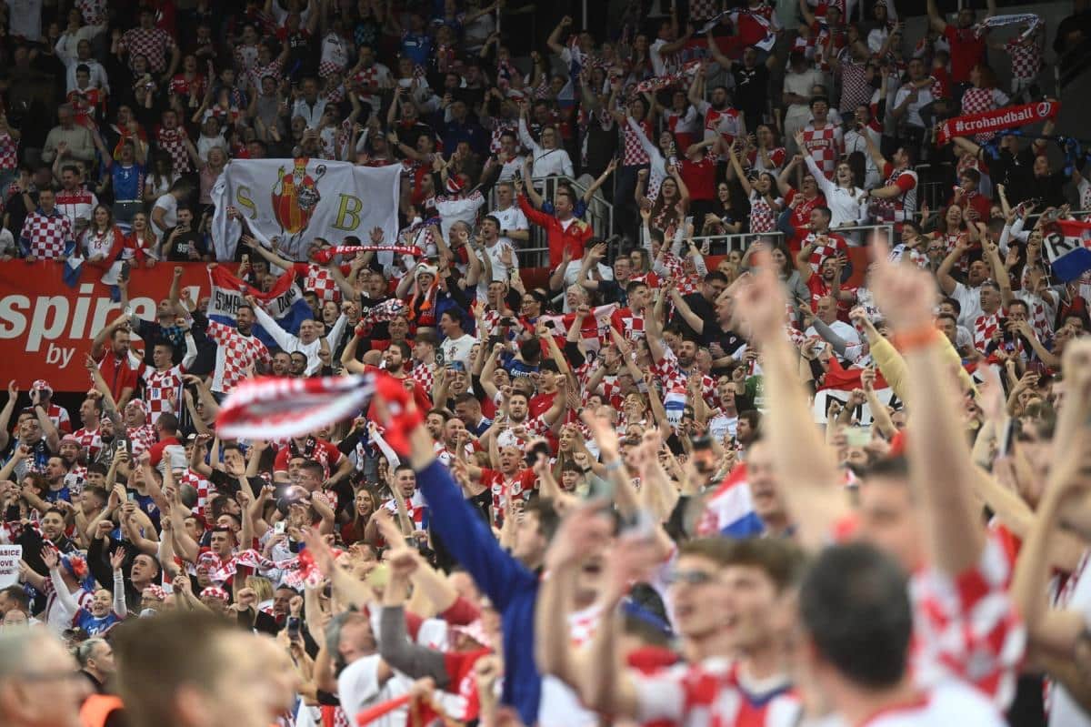 HRVATSKI NAVIJAČI SKANDIRALI “ZA DOM SPREMNI” Žestok skandal u Zadru! Region bruji o sramotnim povicima!