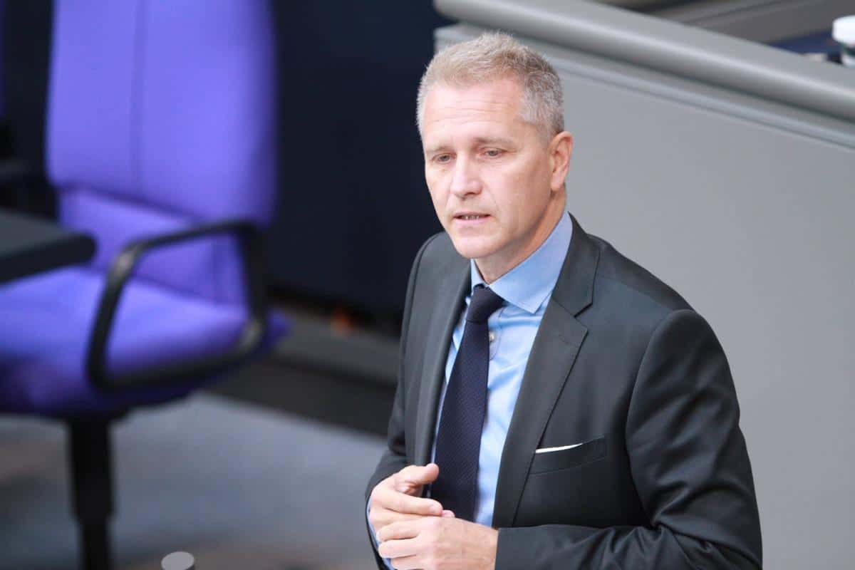 MEHANIZMI HIBRIDNOG RATA DECENIJAMA SU PRIMENJIVANI NAD SRBIJOM! Analitičari o izjavi nemačkog poslanika da ovde deluje ista mreža koja je rušila druge režime