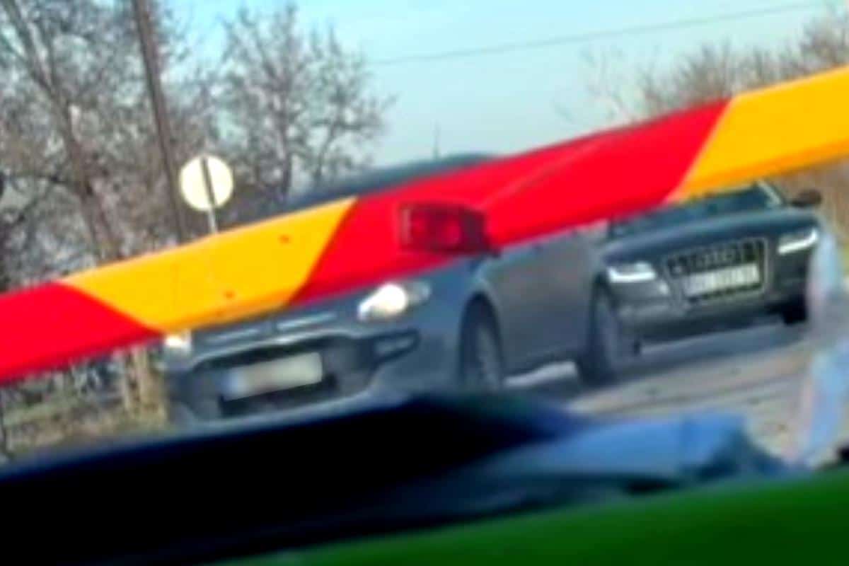 OVO STVARNO NEMA NIGDE, ŠOK SCENA NA PRUZI KOD PANČEVA: Rampa spuštena, a se svađaju NASRED ŠINA! Voz nailazio, zamali SVI DA POGINU (VIDEO)
