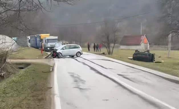 (UZNEMIRUJUĆE) STRAVIČNA SAOBRAĆAJKA KOD BRATUNCA! Velika tragedija, ima poginulih i povređenih, automobili uništeni, jedan završio na krovu! (FOTO/VIDEO)