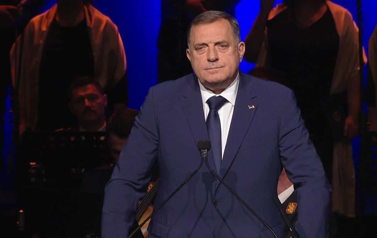 “ZA PREDSEDNIKA, ZA SRPSKU, ZA INSTITUCIJE”: Milorad Dodik stigao na veliki miting podrške u Banjaluci! (FOTO)