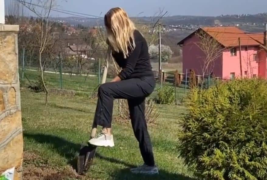 ŽIVELA U CENTRU BEOGRADA U STANU OD 300.000 EVRA, A SAD OKOPAVA BAŠTU: Skup život zamenila prirodom (FOTO)