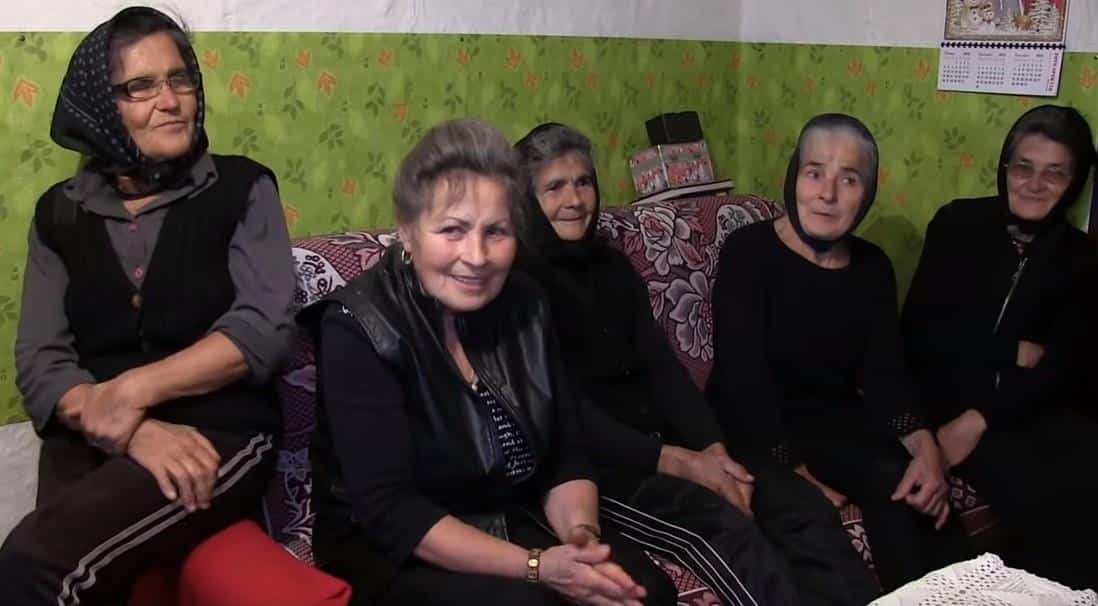 U SELU ZA NJIH KAŽU DA SU ČUDNE! 5 SESTARA ZARIĆ IZ BOSNE ČITAV ŽIVOT NOSE CRNINU: Nikad se nisu udavale, nemaju ni ličnu kartu a zovu ih ovako (FOTO, VIDEO)