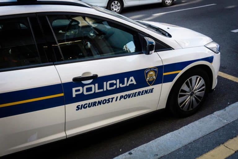 HOROR U SLAVONIJI: Muškarci koristili životinje za odnose! Labradori, jazavičar, kokoške pronađeni u jezivom stanju: Imaju povrede polnih organa!