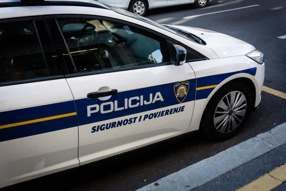 HOROR U SLAVONIJI: Muškarci koristili životinje za odnose! Labradori, jazavičar, kokoške pronađeni u jezivom stanju: Imaju povrede polnih organa!
