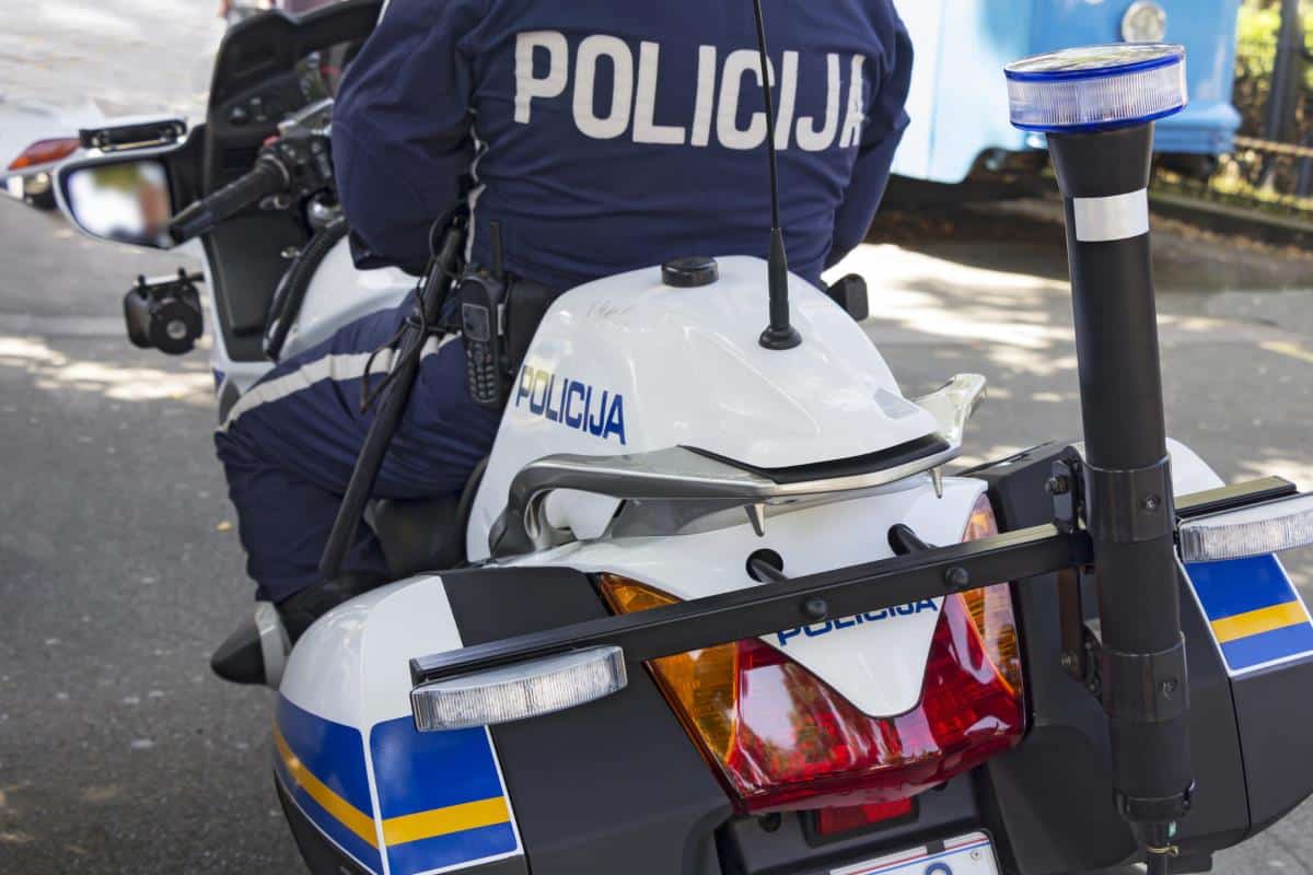 BAHATO NA MAKS! Bosanac jurio na autoputu brzinom od 181 km na sat! Ispred sebe “blindao” policiji da mu se sklone sa puta!