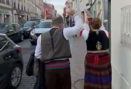 BOBAN I KSENIJA NAPRAVILI SVADBU ZA PAMĆENJE U PARIZU! Venčali se u srpskoj nošnji, uz trubače i kolo ispred opštine, Francuzi im trubili iz kola